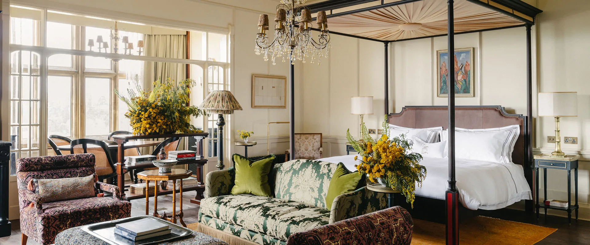 A canopied bed in a Manor House bedroom at Estelle Manor