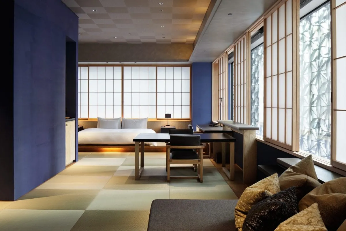 The open-air hot spring bath on the 17th floor of Hoshinoya Tokyo, enclosed by a tall stone wall