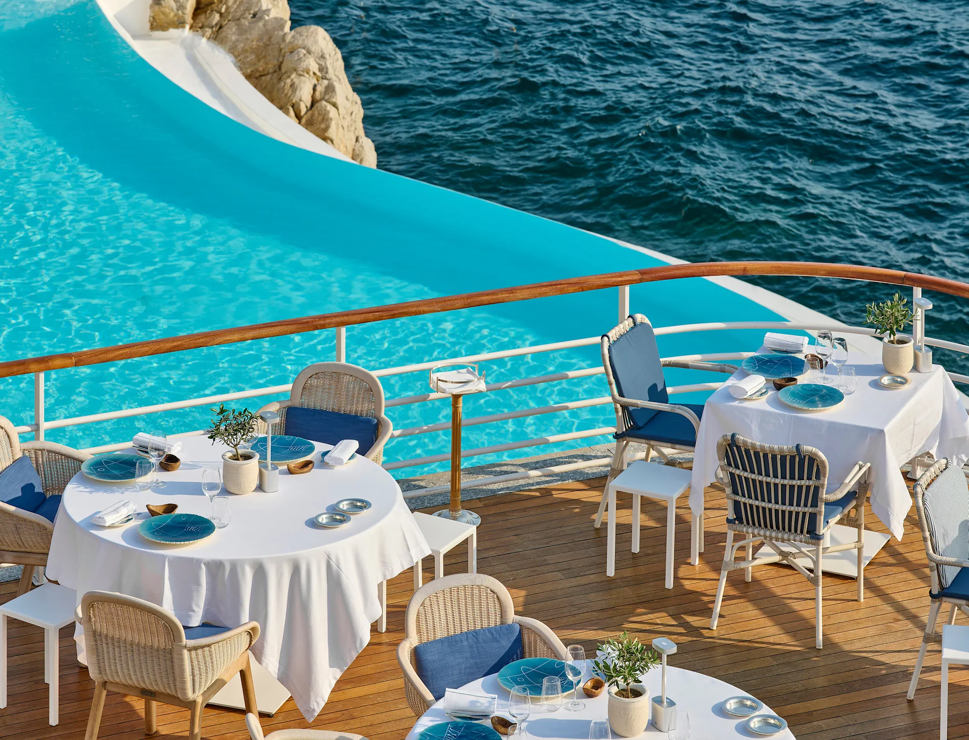 The Bellini Bar at Hotel du Cap-Eden-Roc, with Corinthian columns and white 1920s-style sofas