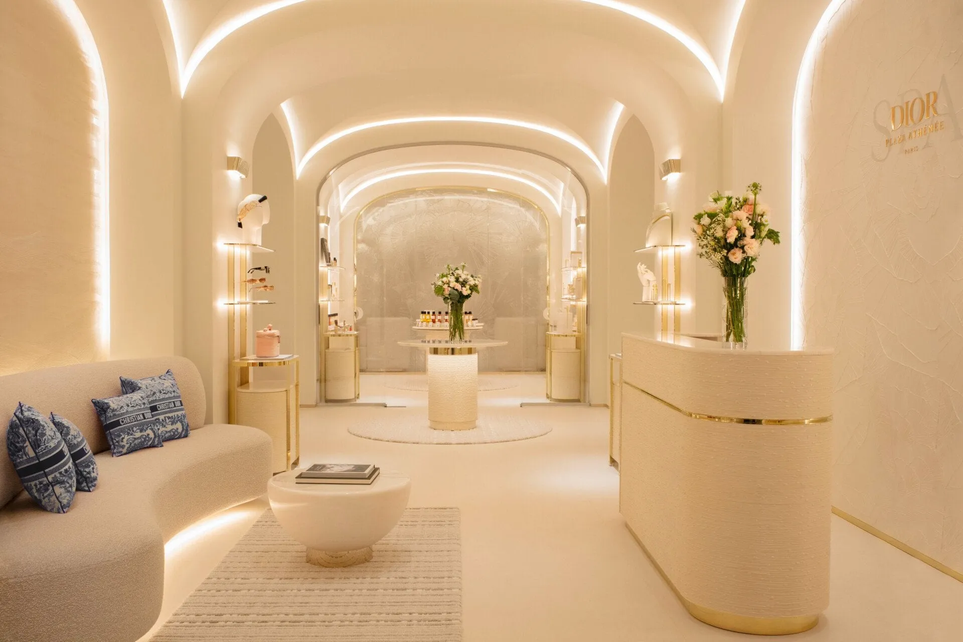 The Art Deco dining room of Le Relais Plaza, modelled on the first-class dining hall of the ocean liner SS Normandie