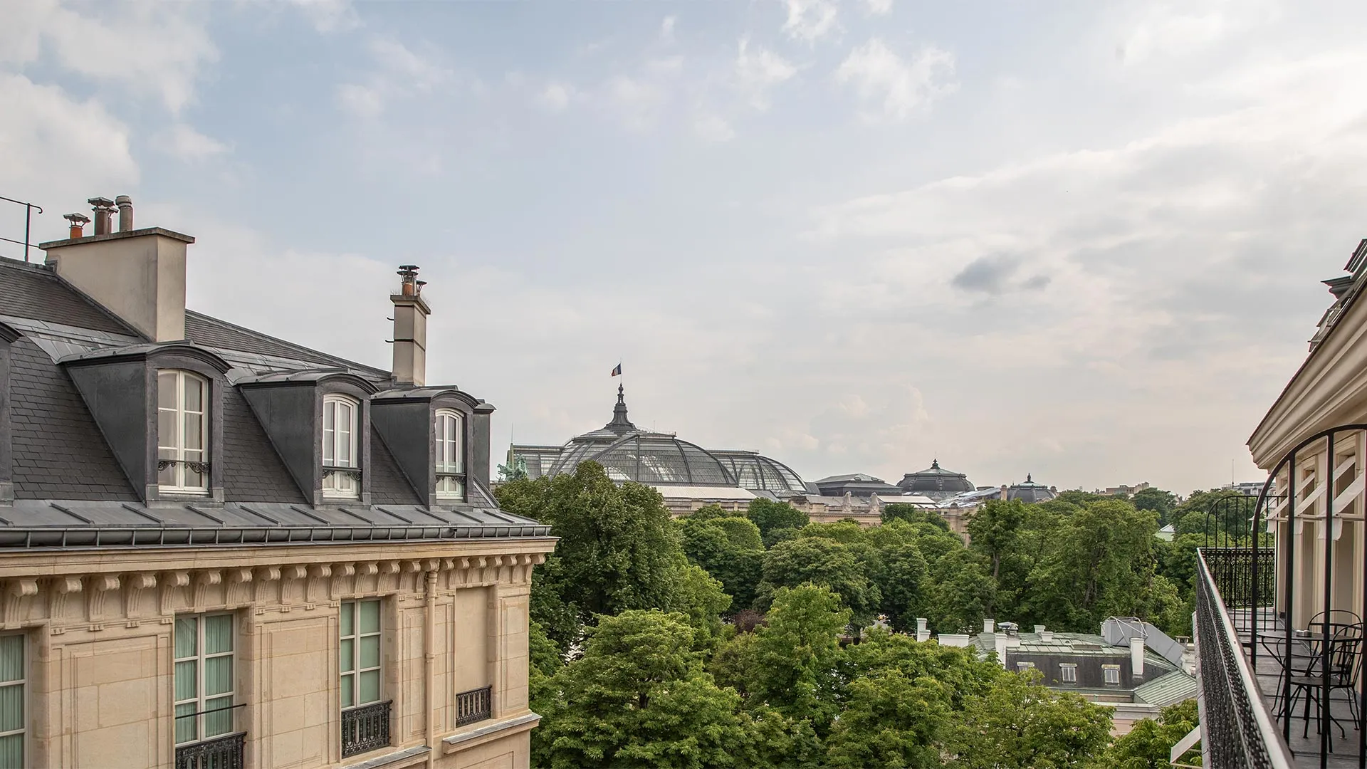 The restrained Haussmannian facade of La Reserve Paris on Avenue Gabriel, a converted 1854 private mansion near the Champs-Elysees